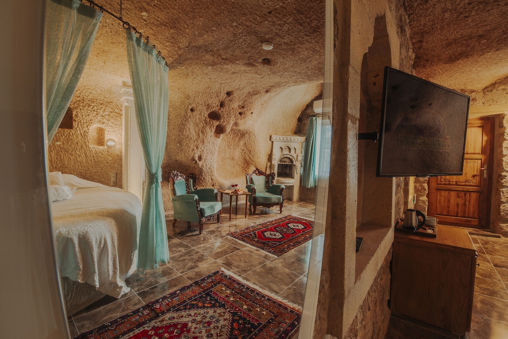 Holiday Cave Hotel