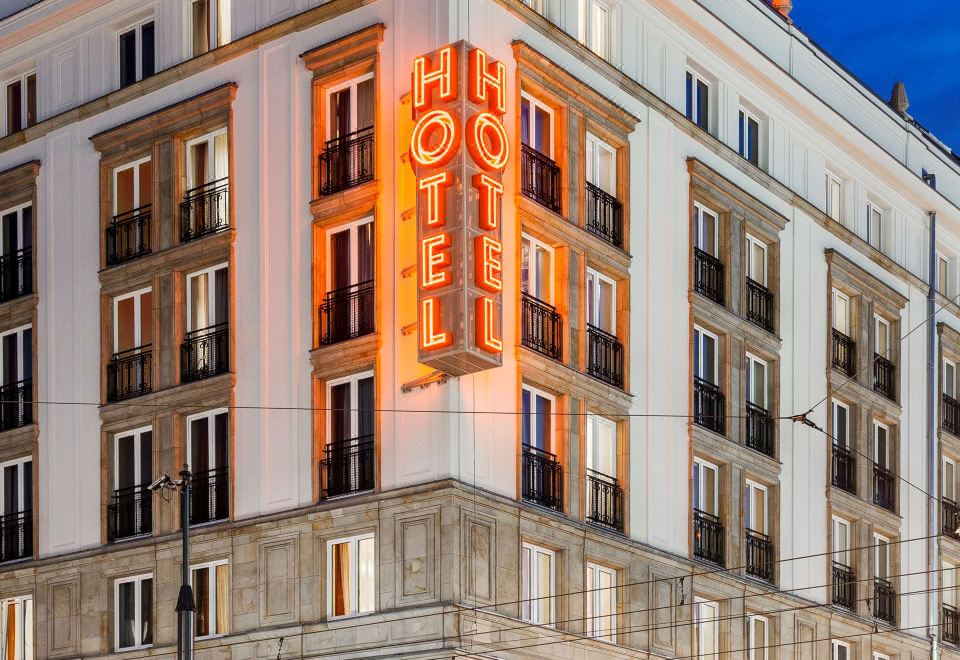 리모델링된 호텔 MDM 시티 센터의 모던한 객실