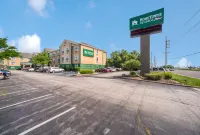 HomeTowne Studios St. Louis - Airport/ N Lindbergh