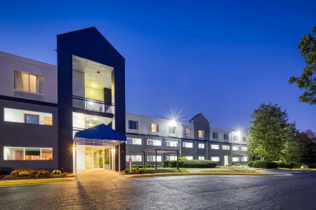 SureStay Plus Hotel by Best Western Durham Medical Center Отели рядом с достопримечательностью «Парк Мейо»