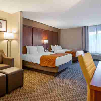 Comfort Suites South Haven Near I-96 Rooms