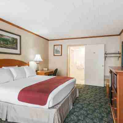 Ramada by Wyndham State College Hotel & Conference Center Rooms