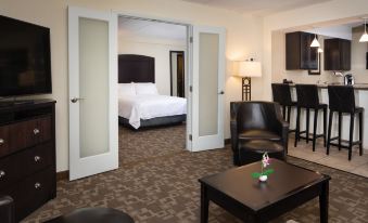 Holiday Inn & Suites Charleston West