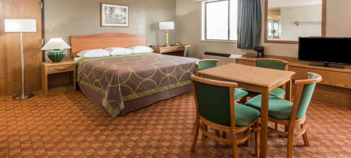 Super 8 by Wyndham St. Charles Hotels in Kane County