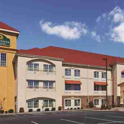 La Quinta Inn & Suites by Wyndham Searcy Hotel Exterior