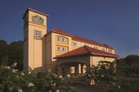 La Quinta Inn & Suites by Wyndham Norfolk Hotels in Norfolk
