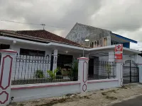 Homestay Nurbani Banyuwangi Hotel di Tukangkayu