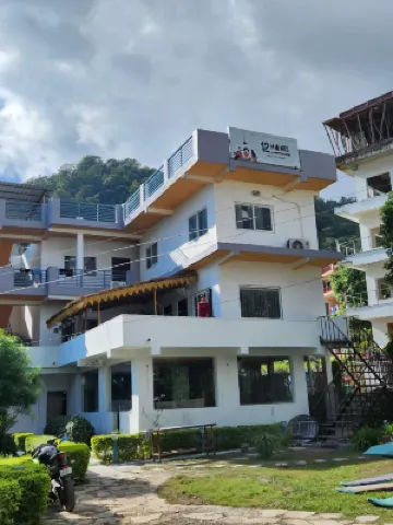 12 Monks Rishikesh Hostel Hotels near Ram Jhula