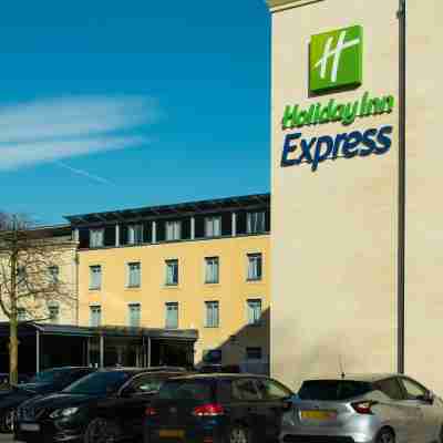 Holiday Inn Express Bath Hotel Exterior