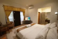 Patria Plaza Hotel Hotels in Kepanjenkidul