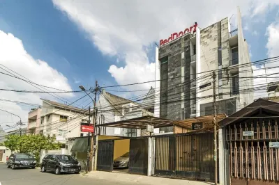RedDoorz Plus @ Pasar Baru