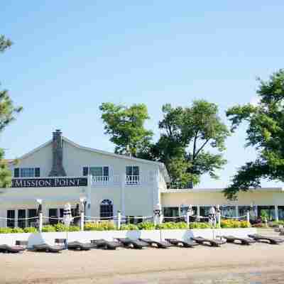 Maddens on Gull Lake Hotel Exterior