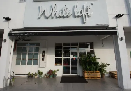 白色閣樓飯店