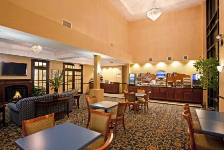 Holiday Inn Express & Suites Cleveland-Richfield