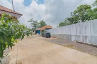 RedDoorz Syariah @ Tambak Mekar Street Subang Các khách sạn ở Tambakmekar