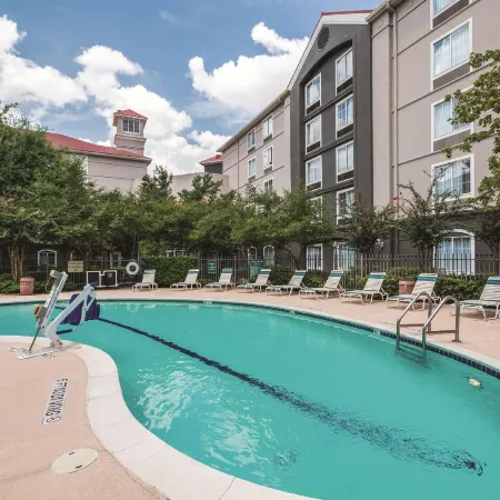 La Quinta Inn & Suites by Wyndham Houston Bush IAH South