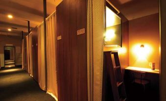 Nikoh Capsule Hotel Refre - Hostel - Caters to Men