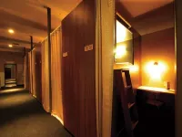 Nikoh Capsule Hotel Refre - Hostel - Caters to Men