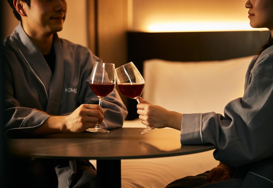 홈즈스테이 명동의 세탁기와 전자레인지가 구비된 공간 사진