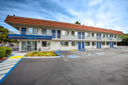 Motel 6 Vacaville, CA Отели рядом с достопримечательностью «Университет Калифорния, Дэвис»