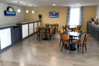 Days Inn by Wyndham Cape Carteret Near Emerald Isle - parking
