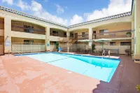 Days Inn & Suites by Wyndham Artesia - Rooftop Pools