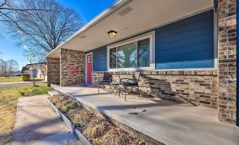 Chic Bentonville Home about 1 Mi from Downtown!
