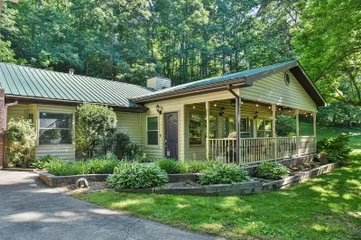 Mountain Retreat Hot Tub Asheville Các khách sạn gần Lake Powhatan Recreation Area & Campground