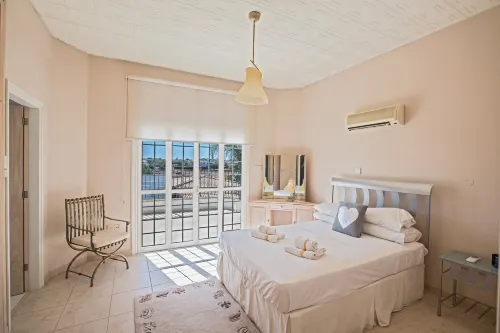 Papas Family Villa with Private Pool / WheelChair Accessible