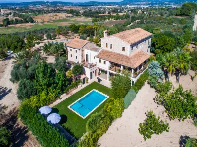 Luxurious 6-Bedroom Villa Just 10 Minutes from the Beach