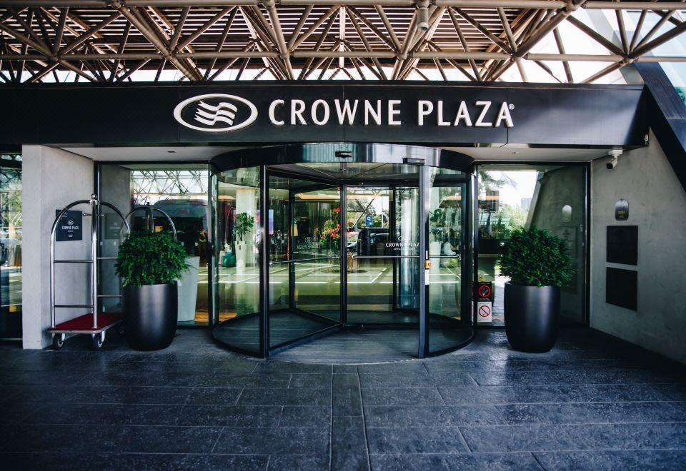 4. Crowne P..
