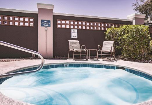 2. 라 퀸타 인 &..