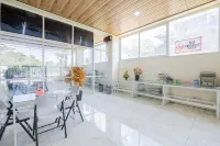 RedDoorz Plus @ Grace Residence Surabaya Các khách sạn ở Sambikerep