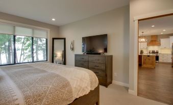 Kayaks & Dock: Lakefront Retreat in Alexandria