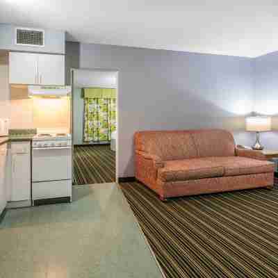 Rodeway Inn & Suites Winter Haven Chain of Lakes Rooms