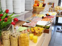 H+ Hotel 4Youth - Breakfast