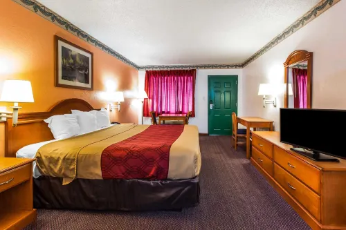 Econo Lodge Inn & Suites
