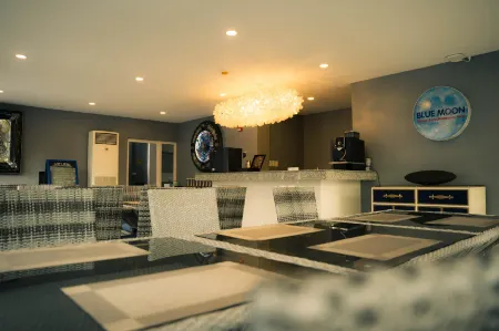 The Penta Beach Resort Отели рядом с достопримечательностью «Gasera liwliwa»