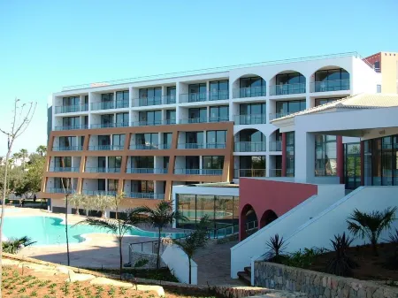 Pestana Alvor Park Suites Hotel Отели рядом с достопримечательностью «Praia de Alvor»