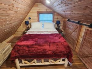The Windstorm Cabin - Pet-Friendly & a 2-Person Jacuzzi Hot Tub!