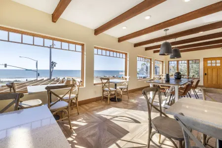 Best Western Plus Beach View Lodge Отели рядом с достопримечательностью «Флауэр Филдс»