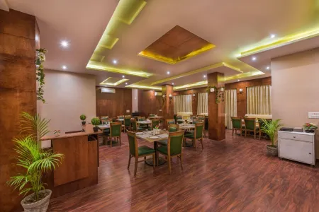 Hotel Manisha International Отели рядом с достопримечательностью «Vishnupad Temple»