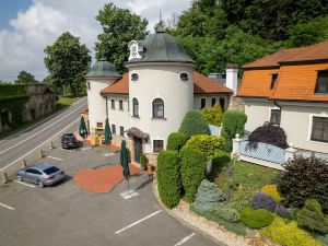 Hotel Zámeček Pod Hradem