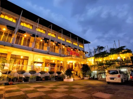 The Victoria Luxurious Guesthouse Отели рядом с достопримечательностью «Museum Pendidikan Nasional UPI»