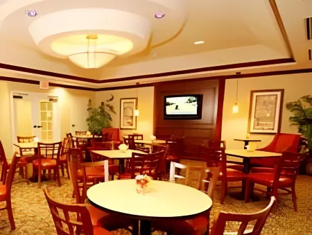 群村TownePlace套房飯店