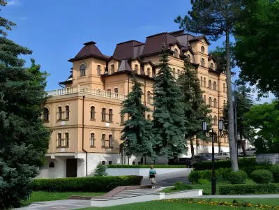 Бристоль Отели рядом с достопримечательностью «Гипер Спортмастер»