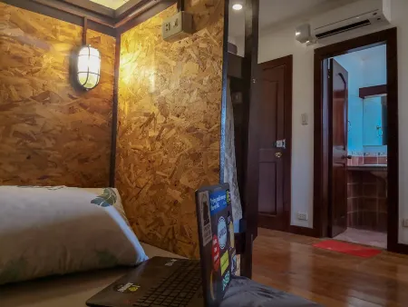 Spinning Cat Hostel Отели в г. Тагбиларан