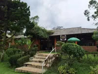 Padessa's Maison Villa & Resto Hotel di Caringin