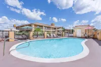 Super 8 by Wyndham Prattville Montgomery - プール