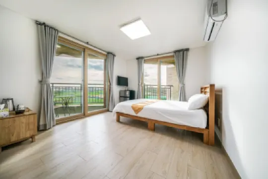 Jeju Angyum Pension โรงแรมใกล้Dangcheomuldonggul Cave